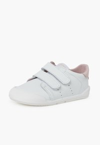 Chaussure en cuir blanc avec deux bandes auto-agrippantes, accents rose clair, détails perforés et semelle en caoutchouc texturée. Design minimaliste.