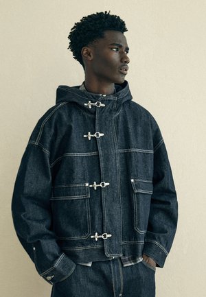 Bershka, HOODED WITH CLASPS - JACKET - Veste en jean - royal blue