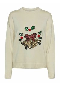 Kremowy sweter z cekinowym wzorem dwóch złotych dzwonków z czerwoną kokardą, otoczonych zielonymi liśćmi ostrokrzewu i czerwonymi pomponami.