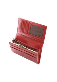 Portefeuille en cuir rouge avec plusieurs emplacements pour cartes, une fenêtre ID transparente et des compartiments zippés ; présente une fermeture à pression et une texture lisse.