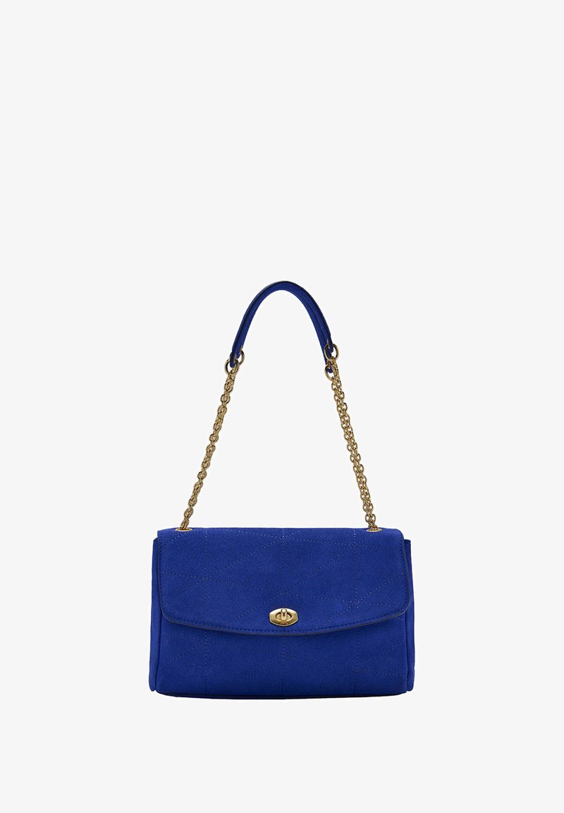 Sac à main en daim bleu avec bandoulière chaîne dorée et fermoir à tourniquet sur le rabat avant, sur fond blanc.