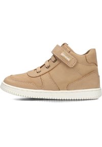 Tan leren hoge sneaker met witte rubberen zool, voorste vetersysteem en klittenband voor een veilige pasvorm. Glad textuur en minimale accenten.