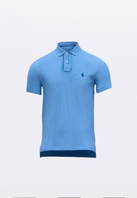 Lyseblå poloshirt i bomull, med kort krage, tre knappåpning og en liten brodert logo. Jevn tekstur, tettsittende design.