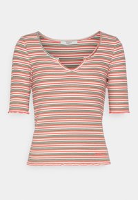 Kortärmad ribbad t-shirt med horisontella ränder i rosa, grått och vitt, med en liten V-öppning vid den rundade halslinningen.