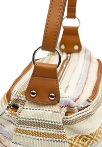 Borsa intrecciata con motivi a strisce in crema, marrone e colori vivaci; dispone di manici in pelle marrone e dettagli metallici; chiusura con zip.