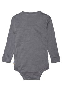 Grauer Langarm-Overall mit rundem Ausschnitt, aus weichem Stoff gefertigt. Verfügt über einen Druckknopfverschluss am Boden und ein Schild mit Regenbogenstreifen an der Seite.