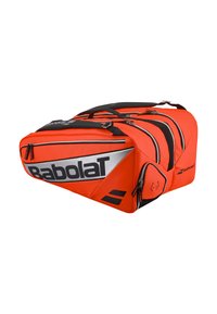 Orange sportsbag med et trekantet design, sorte accenter, flere lynlåslommer og et fremtrædende hvidt logo. Holdbart materiale.