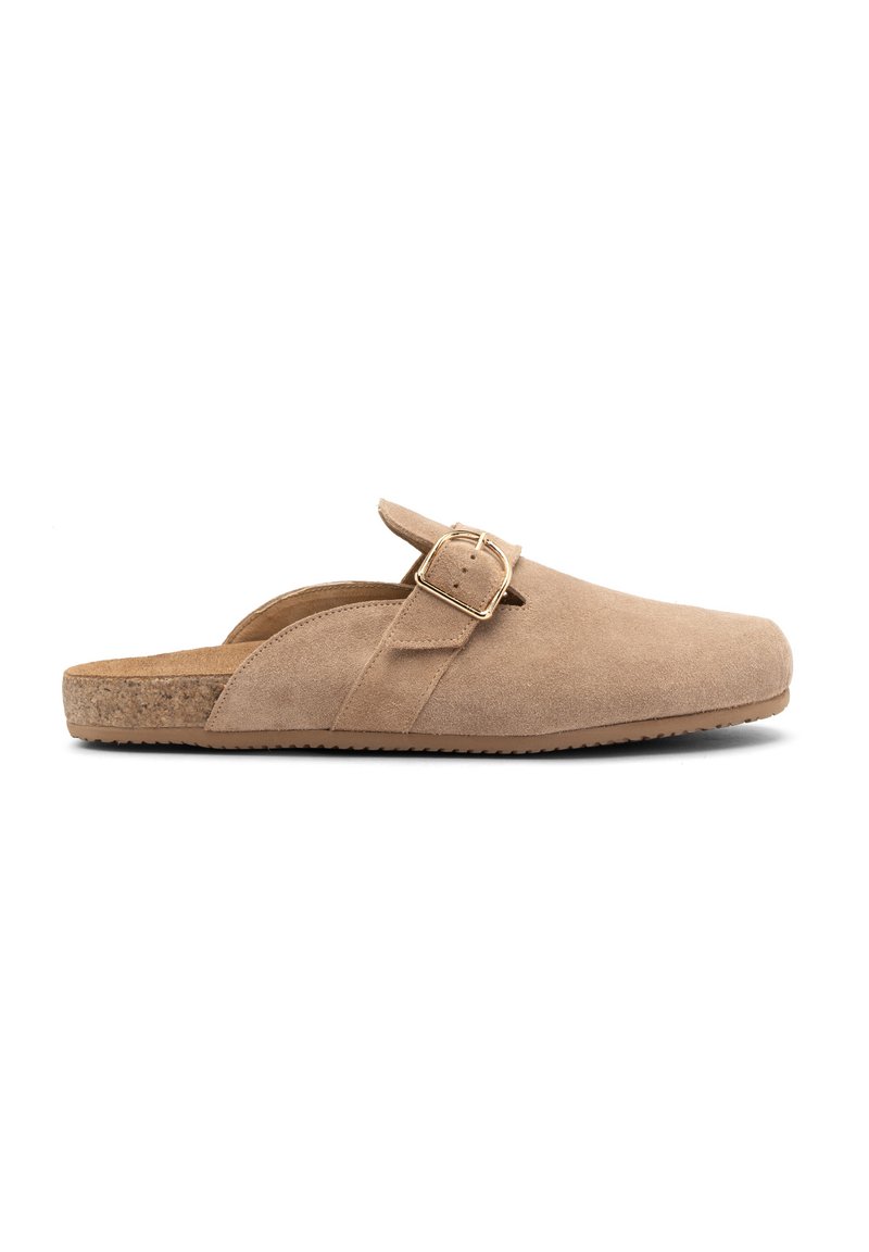 Klasyczne chodaki z korkową podeszwą w kolorze tan w zamszu z akcentem w postaci klamry oraz otwartym tyłem. Posiadają gładką fakturę i zaokrąglony kształt palców.