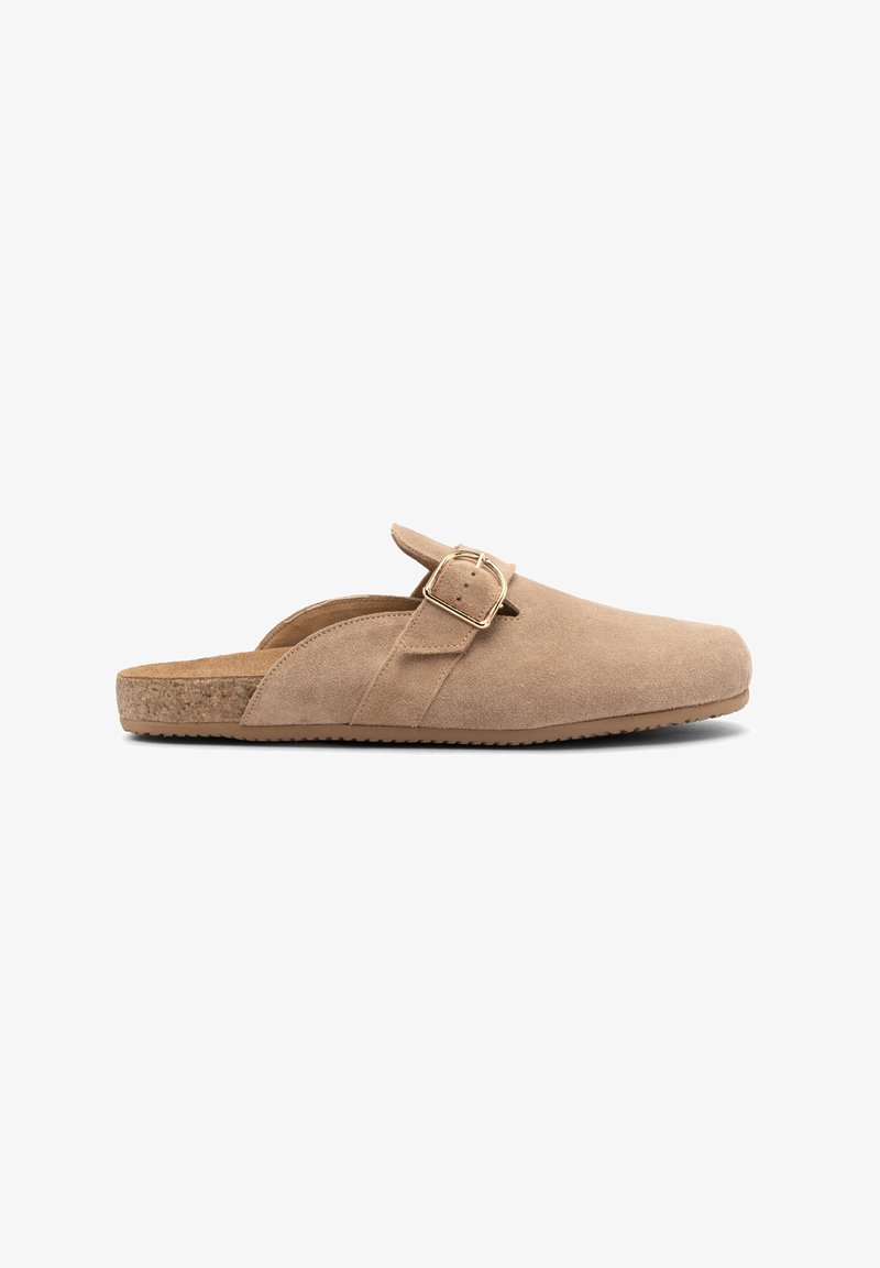 Klasyczne chodaki z korkową podeszwą w kolorze tan w zamszu z akcentem w postaci klamry oraz otwartym tyłem. Posiadają gładką fakturę i zaokrąglony kształt palców.