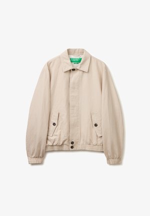 Veste en velours côtelé beige avec col, fermeture boutonnée devant, deux poches à rabat avec boutons, poignets élastiques et taille élastique.
