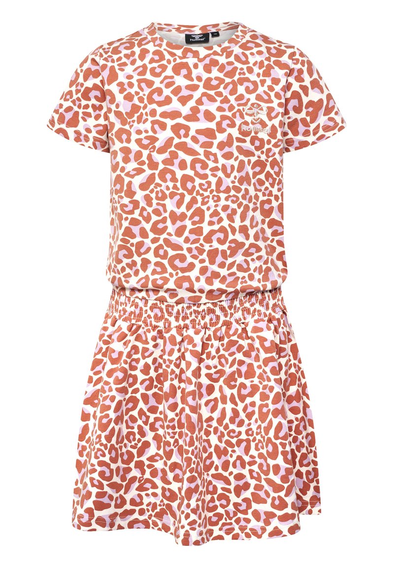 Leopardmönstrad klänning med korta ärmar, elastisk midja och en blandning av orange och rosa nyanser på en ljus bakgrund.