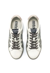Zapatillas blancas de cuero con paneles laterales brillantes, cordones marrones y detalles en rosa claro. Cuentan con una plantilla de espuma de confort y una suela de goma.