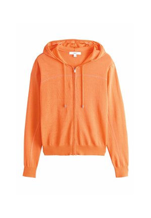 Narancssárga cipzáras pulóver bekapcsolt húzózsinóros kapucnival, hosszú ujjakkal, bordázott mandzsettákkal és aljjal, fehér háttéren bemutatva.