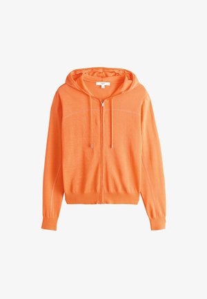 Narancssárga cipzáras pulóver bekapcsolt húzózsinóros kapucnival, hosszú ujjakkal, bordázott mandzsettákkal és aljjal, fehér háttéren bemutatva.