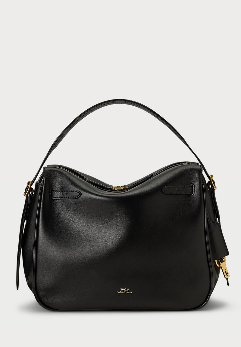 Čierna kožená kabelka s zakriveným tvarom, vybavená tenkým popruhom a zlatými akcentmi. Hladká textúra a malý logotyp na prednej strane.