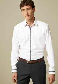 Next REGULAR FIT biały