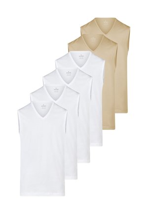 Cinq débardeurs à col en V, trois blancs devant et deux beiges derrière, disposés en pile décalée sur un fond blanc.