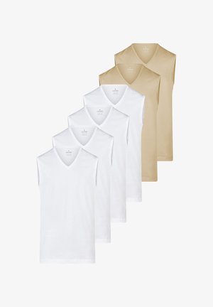 Cinq débardeurs à col en V, trois blancs devant et deux beiges derrière, disposés en pile décalée sur un fond blanc.