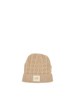 Bonnet beige en maille torsadée, avec un bord côtelé replié et un écusson rectangulaire portant le logo Leone, sur fond blanc.