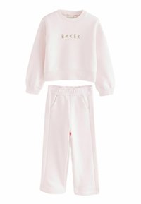 Rosa tvådelsoutfit bestående av en kortärmad sweatshirt med "BAKER" i gyllene bokstäver och matchande joggerbyxor med sidofickor.