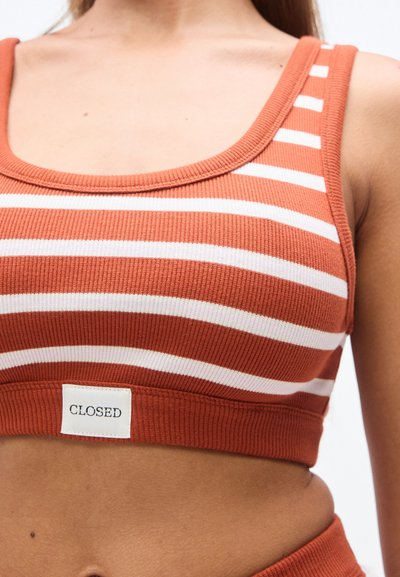 Κροπ τοπ σε σκουρόχρωμη σκουριά με ριμπ ύφανση, διακοσμημένο με λευκές οριζόντιες ρίγες, πλατύ ντεκολτέ και ετικέτα με το λογότυπο "CLOSED" στο στρίφωμα.