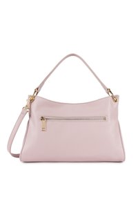 Borsa in pelle rosa con una texture liscia, caratterizzata da una parte superiore curva, dettagli in metallo dorato e una tasca esterna con zip.