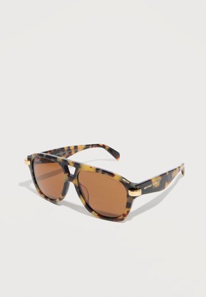 Γυαλιά ηλίου ορθογώνια σε χρώμα καβούκλιο με καφέ φακούς και χρυσές λεπτομέρειες, με τη μάρκα "Michael Kors" στο πλαϊνό μπράτσο.