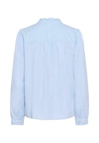 Chemise bleu clair à manches longues en tissu doux, avec un col à volants et un détail plissé dans le dos, manches boutonnées.