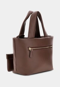 Braune Ledertasche mit zwei oberen Griffen, einer Reißverschlusstasche an der Vorderseite und einer glatten Textur. Mit goldenen Hardware-Details.