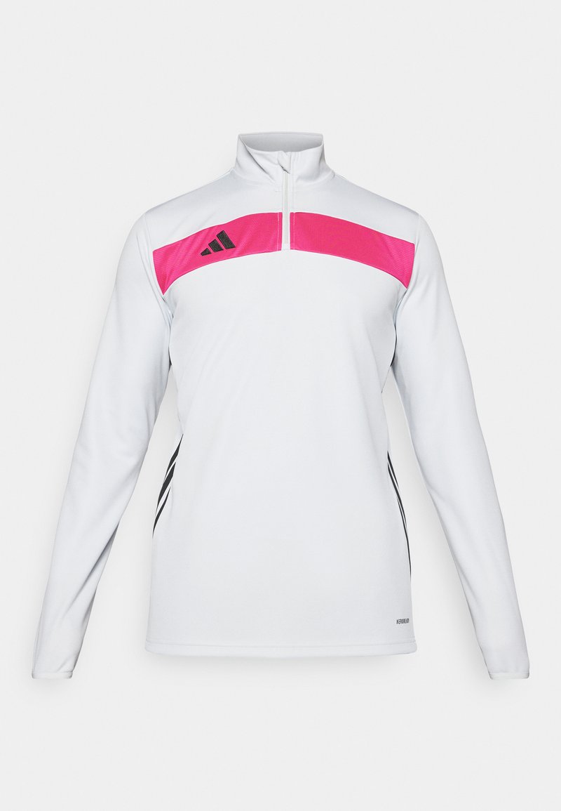 Camisa atlética de manga larga en blanco con un panel rosa en el pecho, que presenta un zipper de un cuarto y franjas de acento negras a los lados.