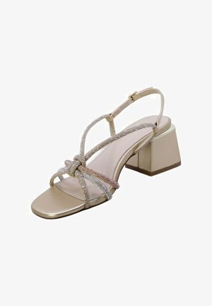 Sandali con tacco alto in oro, dotati di un tacco largo, cinturini decorati con strass trasparenti e design slingback. Parte superiore in pelle liscia.