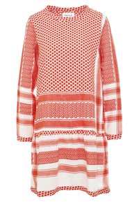 Vestido de patrones rojo y blanco con mangas largas, que presenta diseños geométricos y texturas mezcladas, escote redondo y dobladillo en capas.