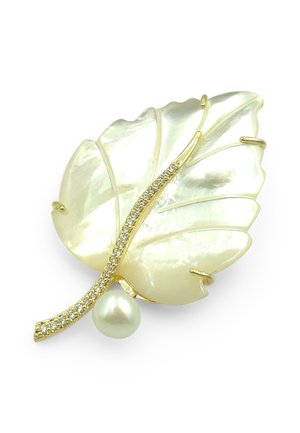 Spilla a forma di foglia in madreperla con dettagli dorati. Presenta una superficie testurizzata, un gambo curvo in oro e una perla alla base.