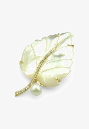 Spilla a forma di foglia in madreperla con dettagli dorati. Presenta una superficie testurizzata, un gambo curvo in oro e una perla alla base.