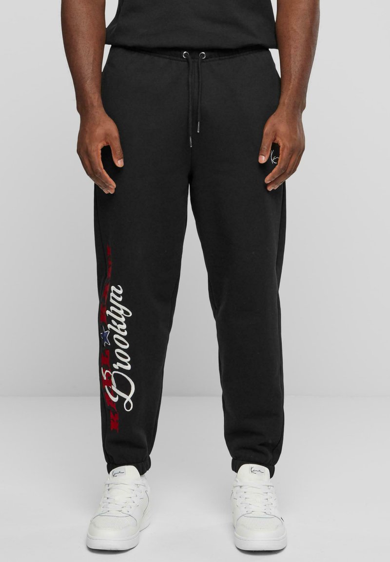 Karl Kani - SMALL SIGNATURE PATCHED CUFFED - Tracksuit bottoms - black, Enlarge