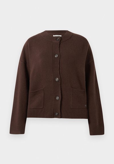 Barna kötött kardigán, kerek nyakkivágással, öt elülső gombbal, bordás mandzsettákkal és szegéllyel, valamint két elülső zsebbel.