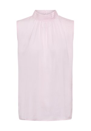 Rankovių neturinti šviesiai rožinė palaidinė su aukštu, klostuotu apykakle ir subtiliomis raukšlėmis po kaklu, priekinis vaizdas ant balto fono.