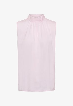 Ujjatlan, halvány rózsaszín blúz magas, redőzött gallérral és finoman ráncolt részletekkel a nyakkivágás alatt, elölnézet fehér háttéren.