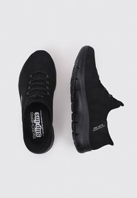 Bottes noires à enfiler en matériau doux, avec une tige texturée, des lacets élastiques et une semelle rembourrée avec des détails de logo.