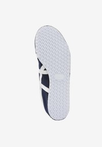 Námořnické modré žabky s bílými popruhy a texturovanou gumovou podrážkou pro lepší přilnavost. Podrážka má diamantový vzor pro zvýšenou trakci.