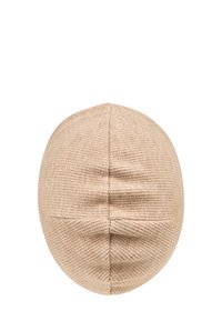 Beige gerippte Beanie-Mütze mit runder Oberseite und subtiler Textur; verfügt über eine Naht, die von der Spitze bis zur Basis verläuft.
