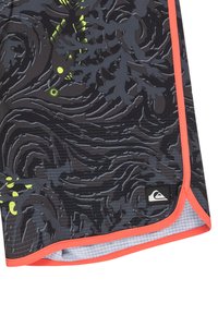 Pánské plavkové šortky tmavé barvy s korálovými detaily. Mají vířivé vzory a vodní motivy v žluté a zelené barvě. Materiál je texturovaný a lehký.