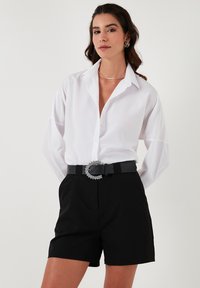 LELA Užsagstoma palaidinė - white