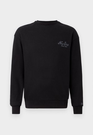 Sweatshirt preto de manga longa com textura canelada. Apresenta um decote redondo e o logótipo bordado "New Era" no lado esquerdo do peito.