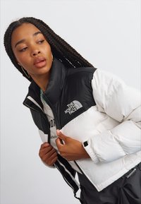 The North Face NUPTSE SHORT JACKET - Piumino - white dune/black