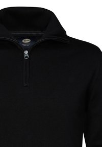Maglione nero a collo alto, con una chiusura a zip corta e texture a coste. Etichetta visibile all'interno del collo.