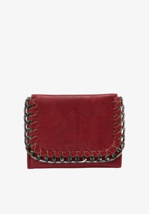 Rød læderpung med en tekstureret overflade og en kædestik detalje langs kanten. Kompakt rektangulær form med en sikker lukning.