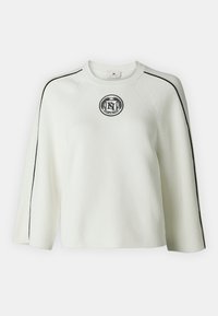 Maglione bianco a costine con strisce nere laterali e un logo ricamato circolare sul petto, con scollo a girocollo e maniche larghe.
