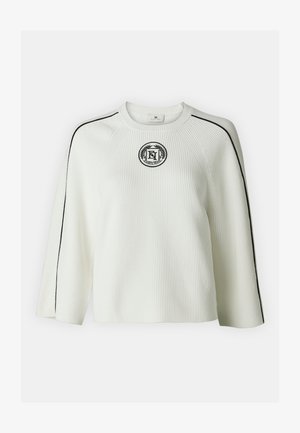 Maglione bianco a costine con strisce nere laterali e un logo ricamato circolare sul petto, con scollo a girocollo e maniche larghe.