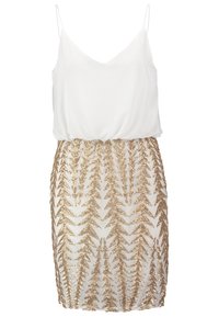 Robe camisole blanche avec un décolleté en V et de fines bretelles. La jupe présente des motifs de feuilles en sequins dorés sur une base transparente, créant un effet superposé.